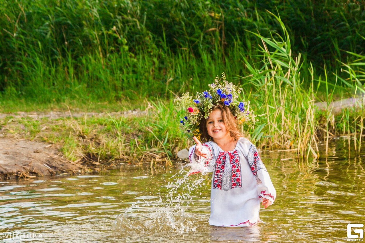 После ивана купала нельзя купаться. Не следует купаться в незнакомых местах. С праздником ивана купала. Девушка купается в пруду. После ивана купала нельзя купаться.