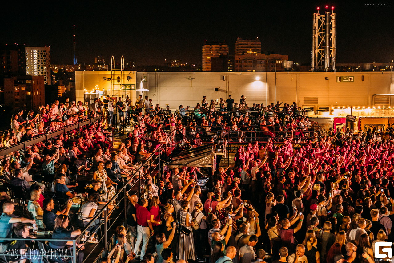 Космонавтов, 19а/28ж. Тц парк ростов на дону на северном. Тц галерея астор ростов на дону. Roof live ростов на дону. Афиша на крыше тц парк.