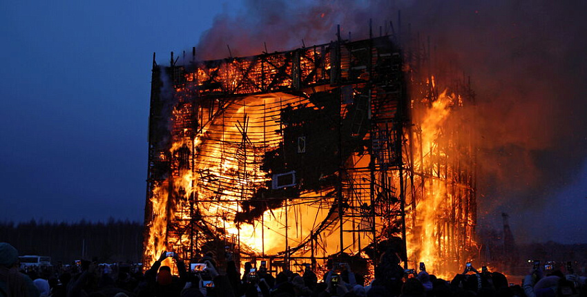 В «Никола-Ленивце» на Масленицу сожгли объект «Четвертая стена»