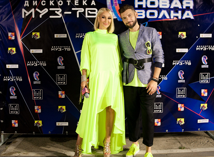 Муз тв на новой волне 2019 в сочи. Звезды зажигают муз тв. Новая волна сцена. Муз тв новая волна 2019. Дискотека муз-тв на новой волне.